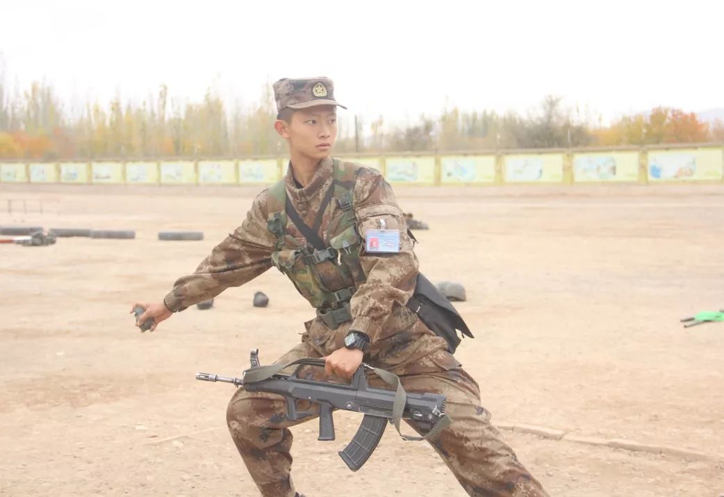 00后新兵入伍蜕变,新兵入伍的蜕变