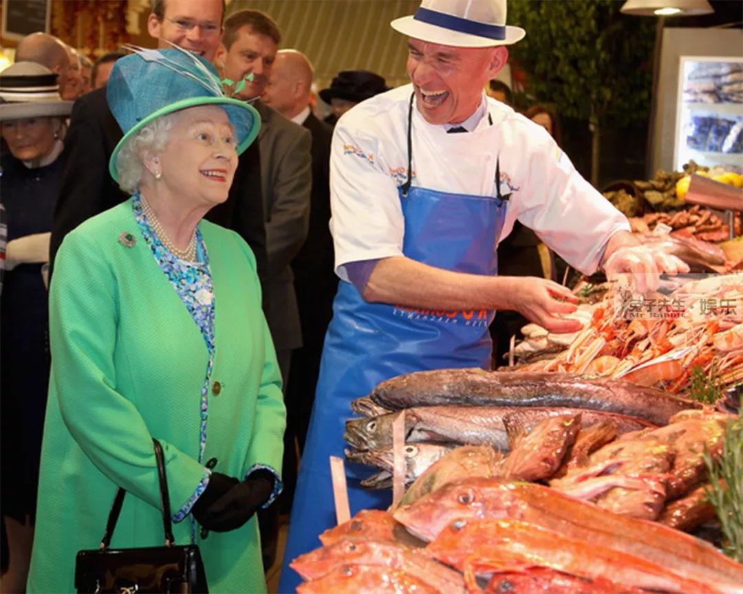 91岁英女王挎小包逛菜市场，表情搞笑展露“吃货”本色，好可爱