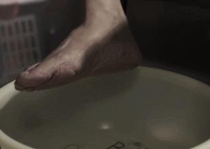 手脚皮肤干裂怎样快速保湿,缓解手脚干裂的小妙招