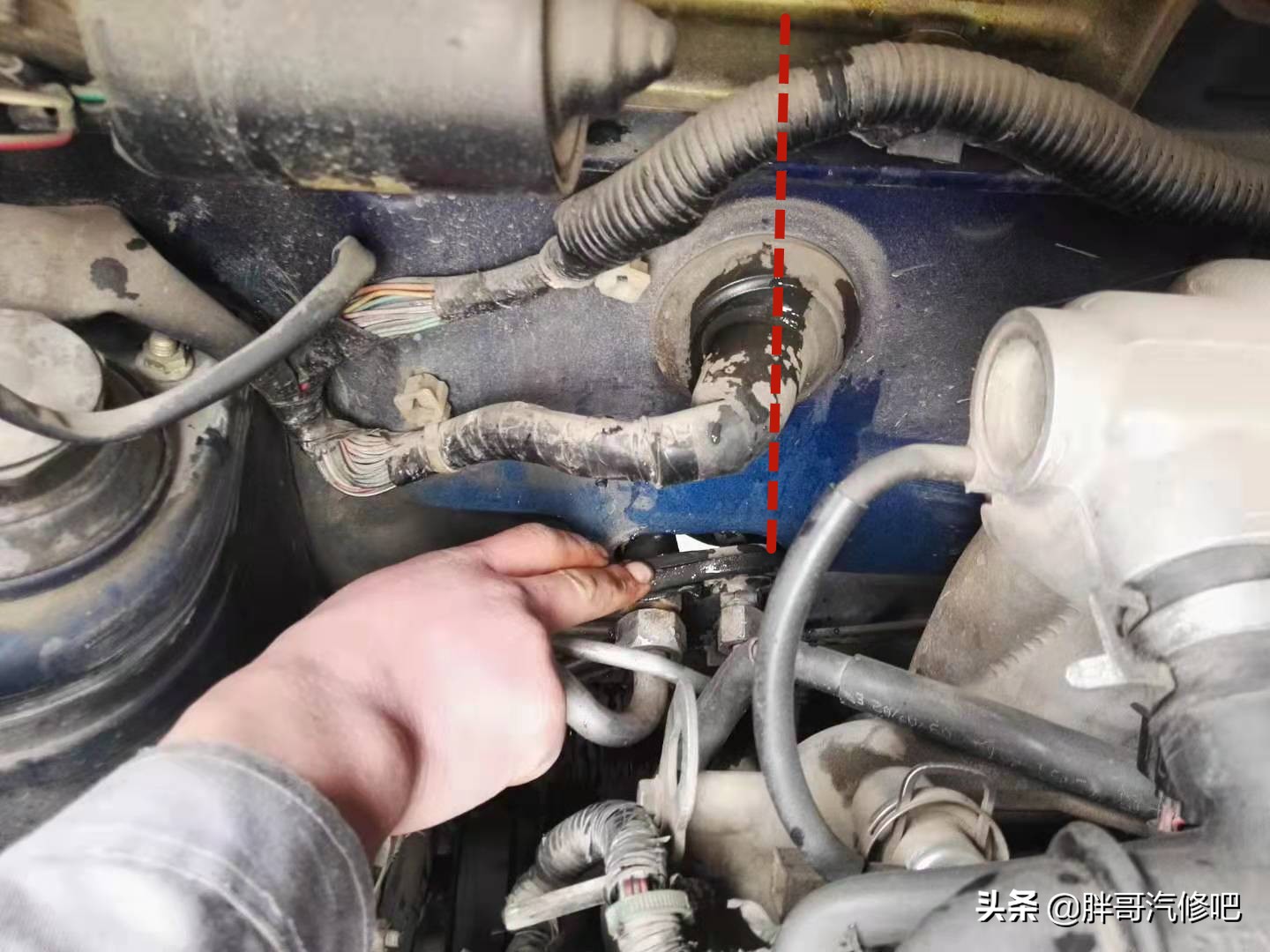 汽车副驾驶室底下漏水检修图解,小车副驾驶室底下漏水是怎么回事