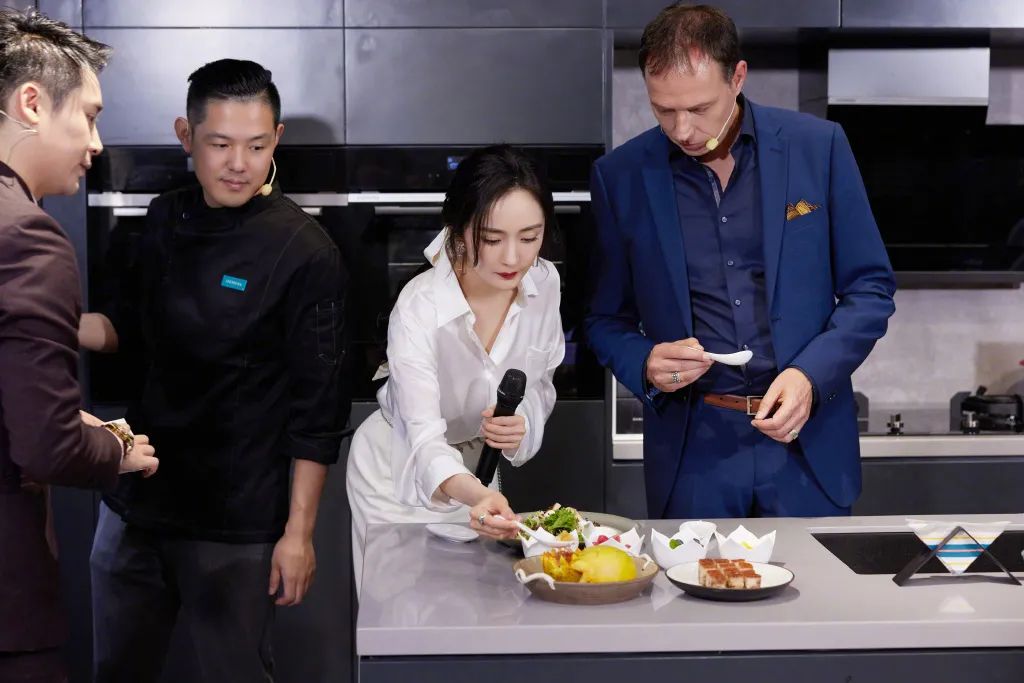 杨幂直播状态被赞,杨幂开启自黑模式