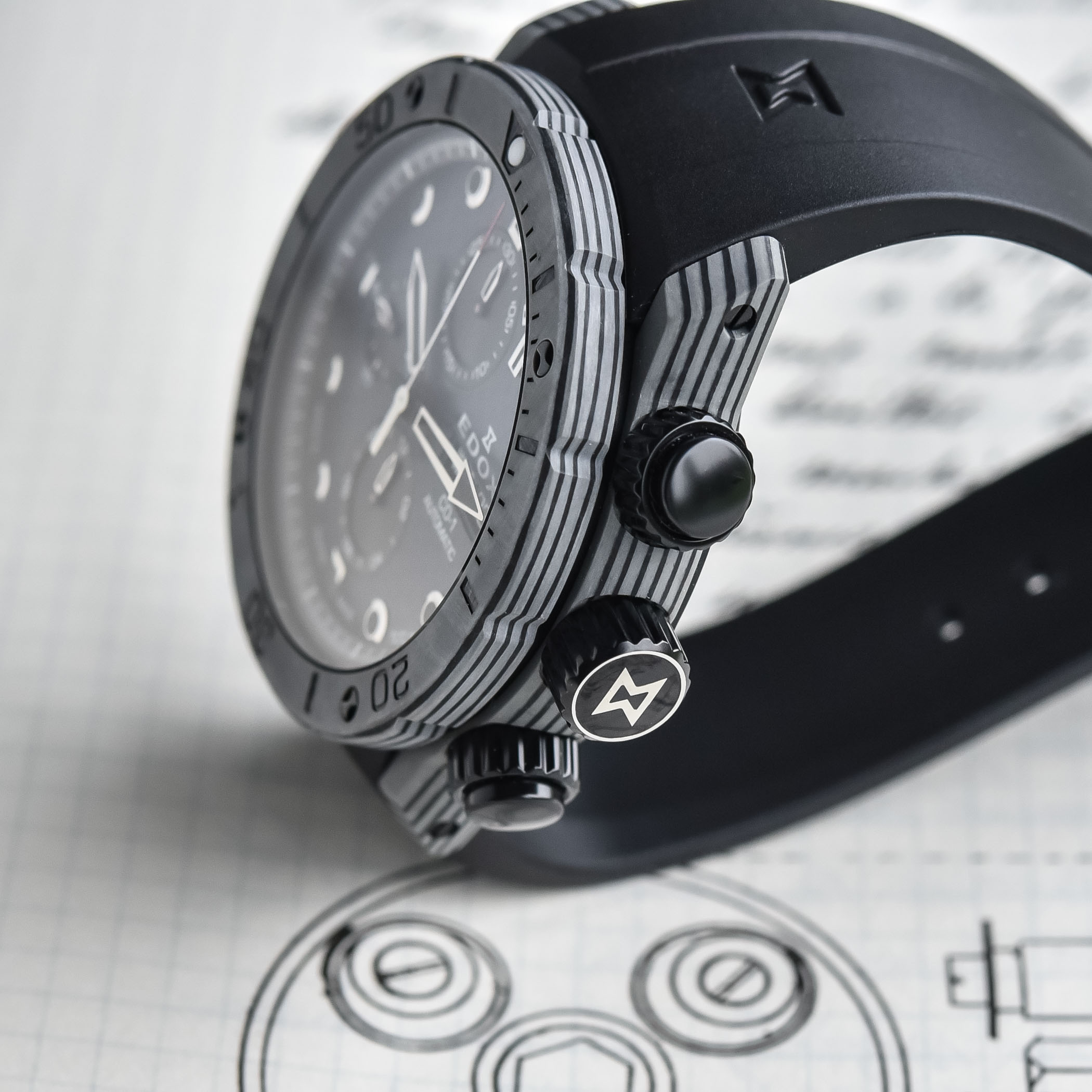 Edox依度CO-1Carbon计时码表——为海上竞速而生