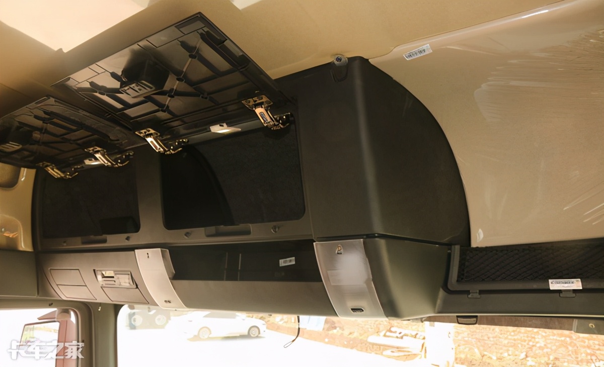 汕德卡600升双腔油箱,600升双腔油箱