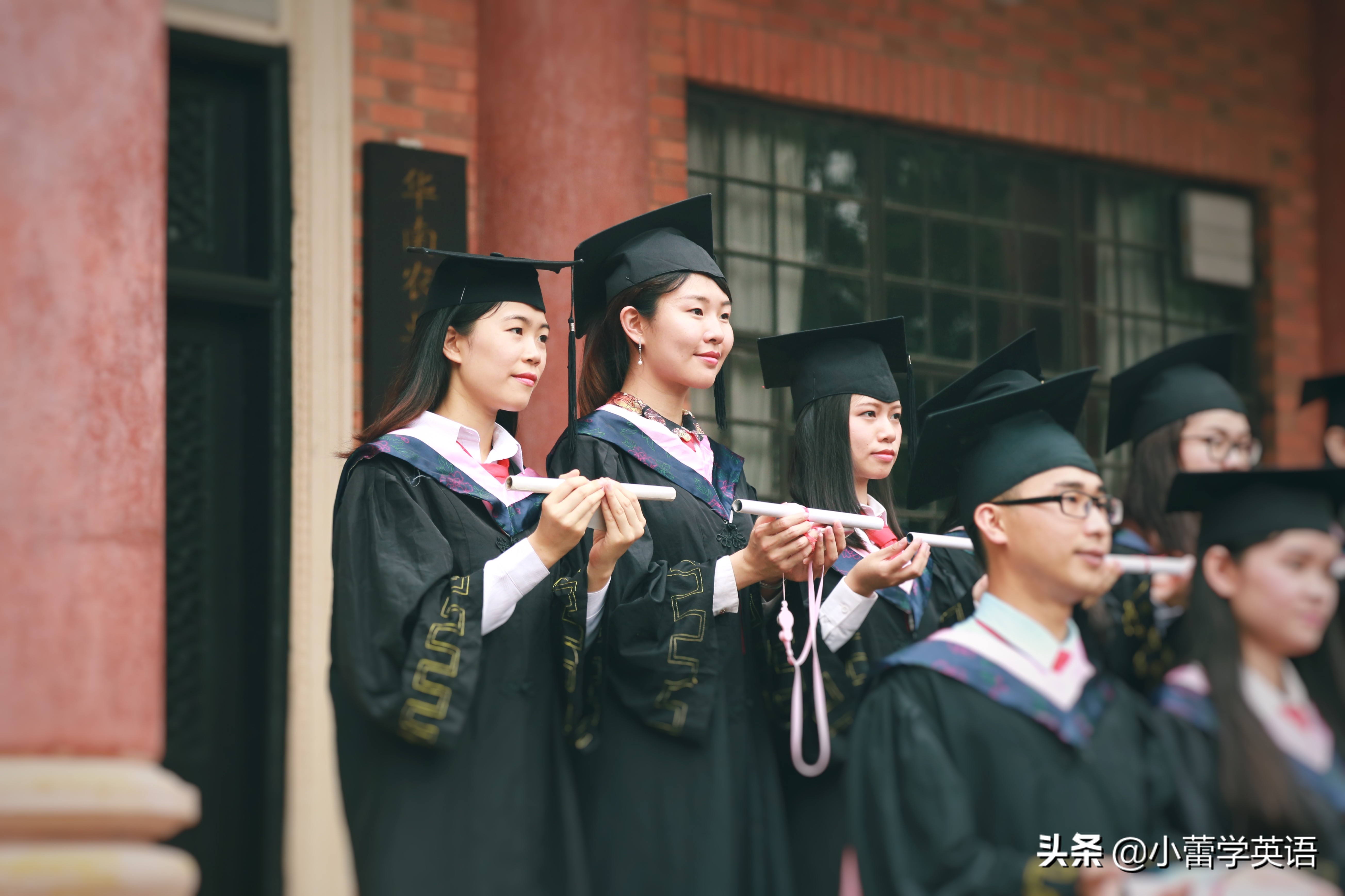 炸裂的英语老师自我介绍,开挂的老师