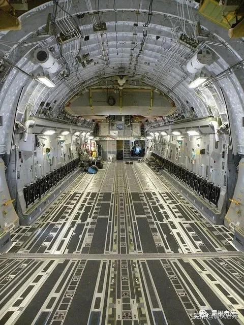 我军空降兵跳伞视频,解放军空降兵大规模跳伞