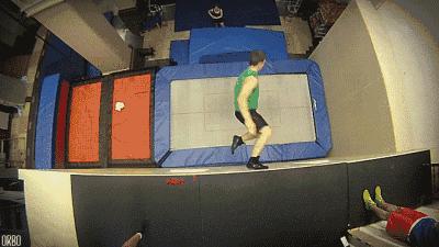 小孩戴安全绳蹦床花式玩法,各种花式蹦床合集