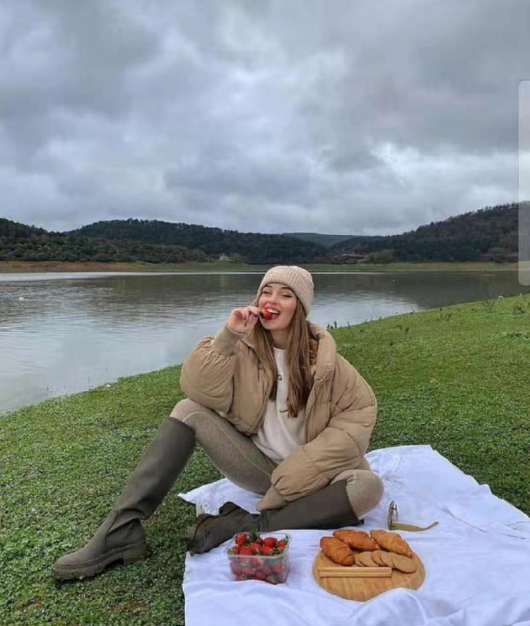 长款羽绒服搭配鲨鱼裤好看吗,香槟色羽绒服搭配灰色鲨鱼裤