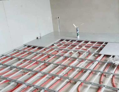 新房子装修工人装修进度很慢,新房装修完就铺砖