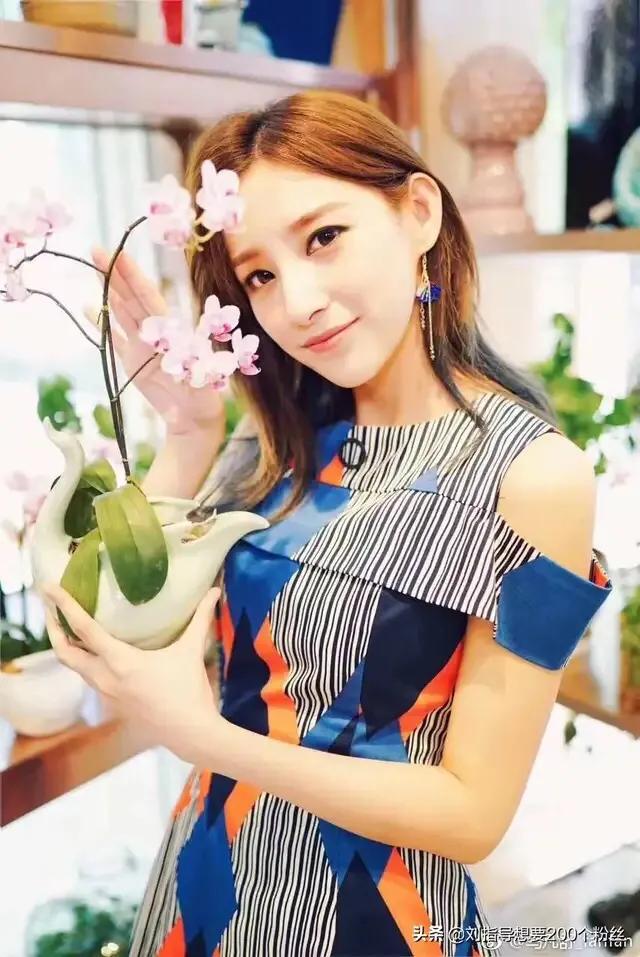 马凡舒首次主持天下足球,央视足球主持马凡舒