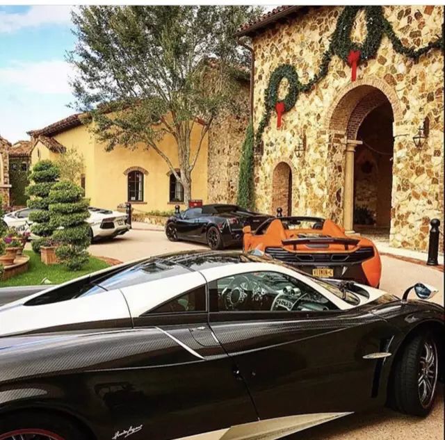 别以为开豪车是有钱人,开跑车的你以为是富二代