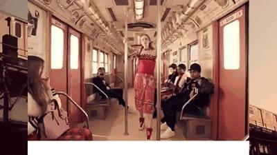 适合冬天背的百搭包洋气,现在流行这样的小包包时髦又洋气