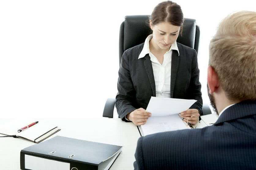 面试：上司爱看足球赛，那你会看吗？90后如实回复，当场录用