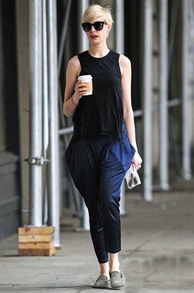 简单的无袖t恤,无袖t恤如何穿出高级感