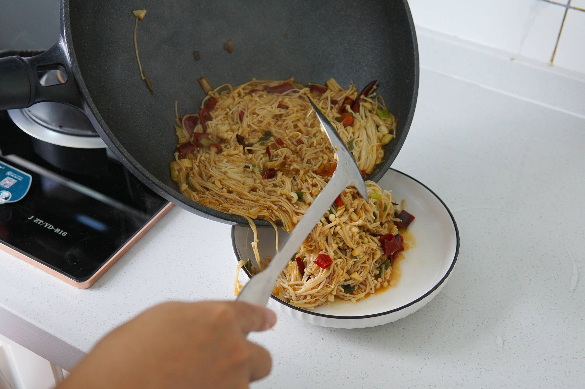 九阳晶钻耐磨不粘锅测评,不粘锅不怕铁铲