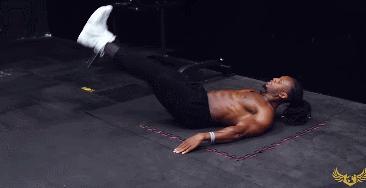 肌肉猛男展示腹肌胸肌,肌肉男八块腹肌和强壮的胸肌