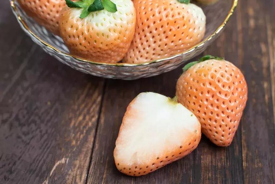 一下子吃了30颗草莓,吃了半斤草莓