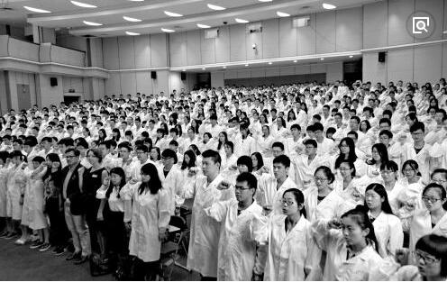 为了教学，课堂上学生脱裤子示范灌肠操作，为了学医，牺牲了多大