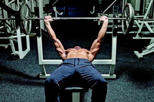 卧推一下子手臂没有力量拉伤了,卧推练胸手臂没力气