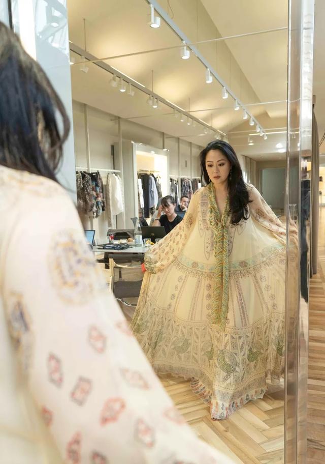 名媛章小蕙天生高调，穿黑色蕾丝吊带裙秀身材，*妇熟**气质一览无遗