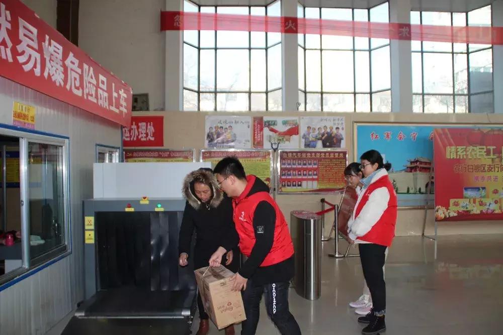 白银：爱心志愿者成为汽车站春运一道最亮风景线