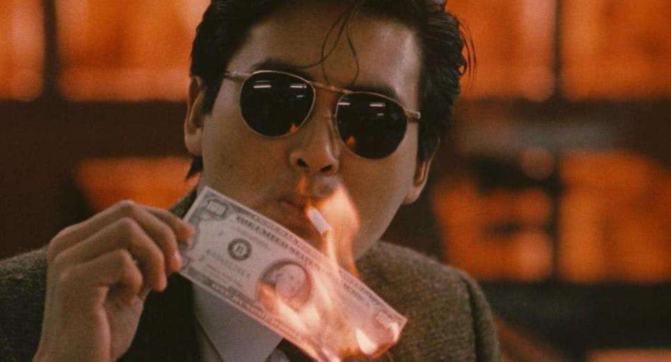 港片中几乎有他的身影，如今他已经64岁了，头发白了还没有子女