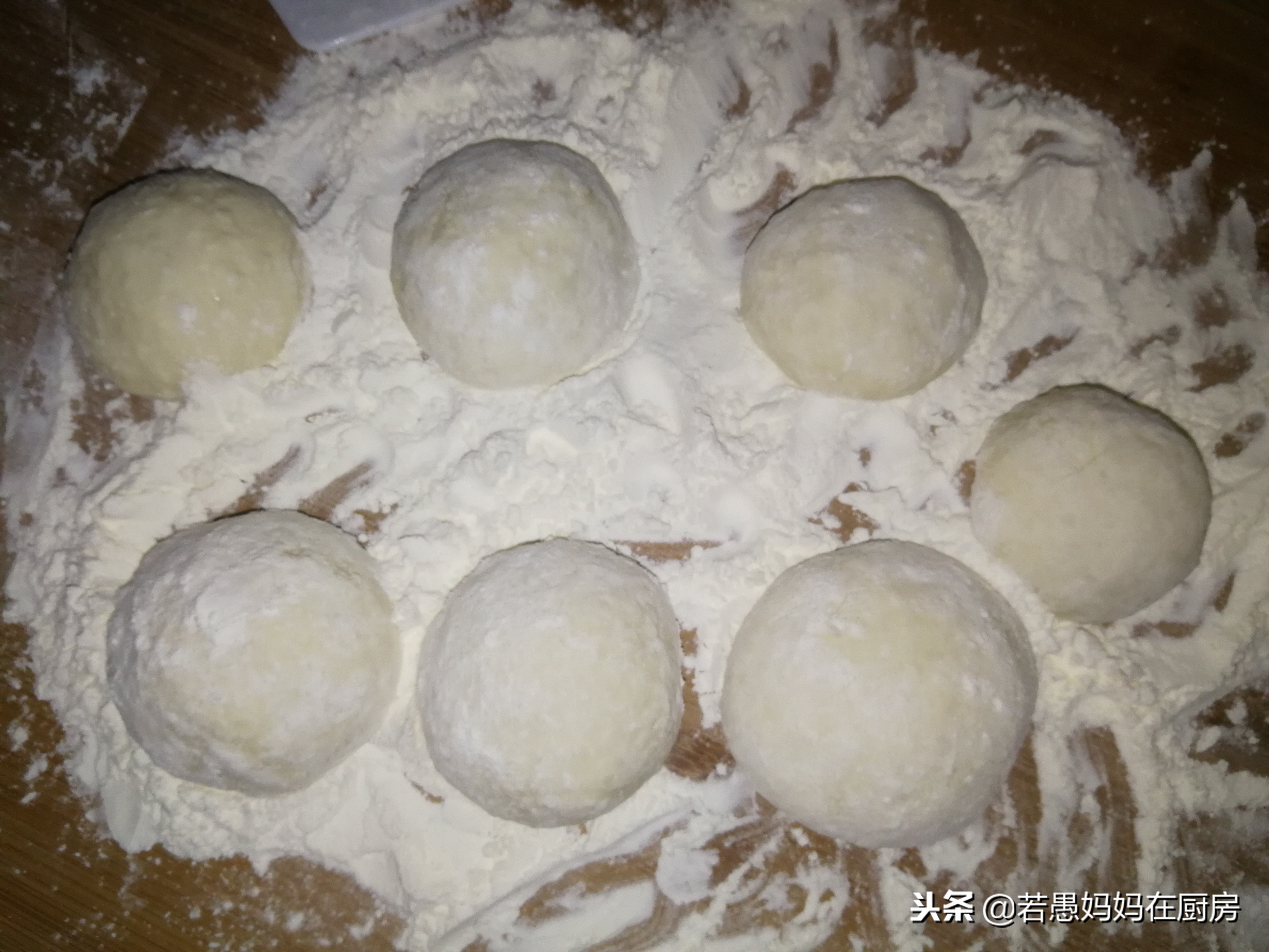 这面和的像稀泥，做出来的饼柔软筋道，放凉都不会硬，做法超简单