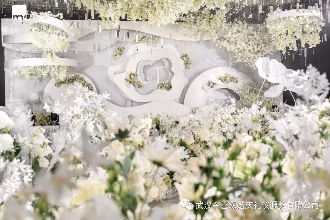 法式白绿色草坪婚礼布置,白绿色系婚礼调色教程