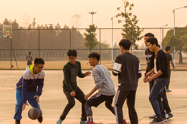 走路时腿突然发软是怎么回事,走路经常腿打软摔倒