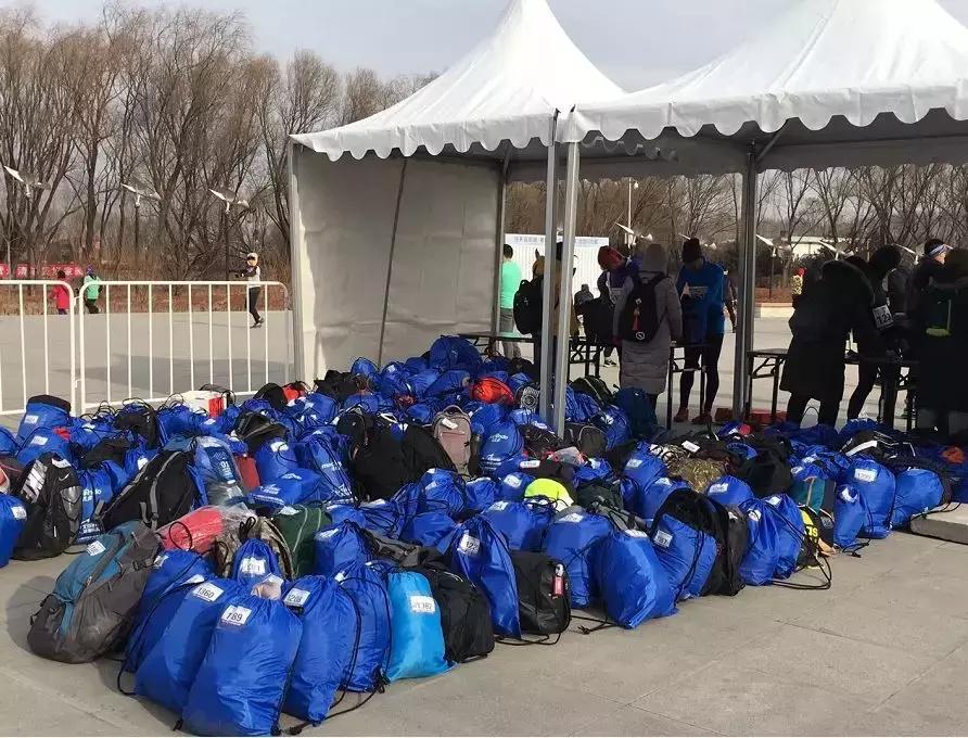 在寒冷中跑步,在马拉松当志愿者