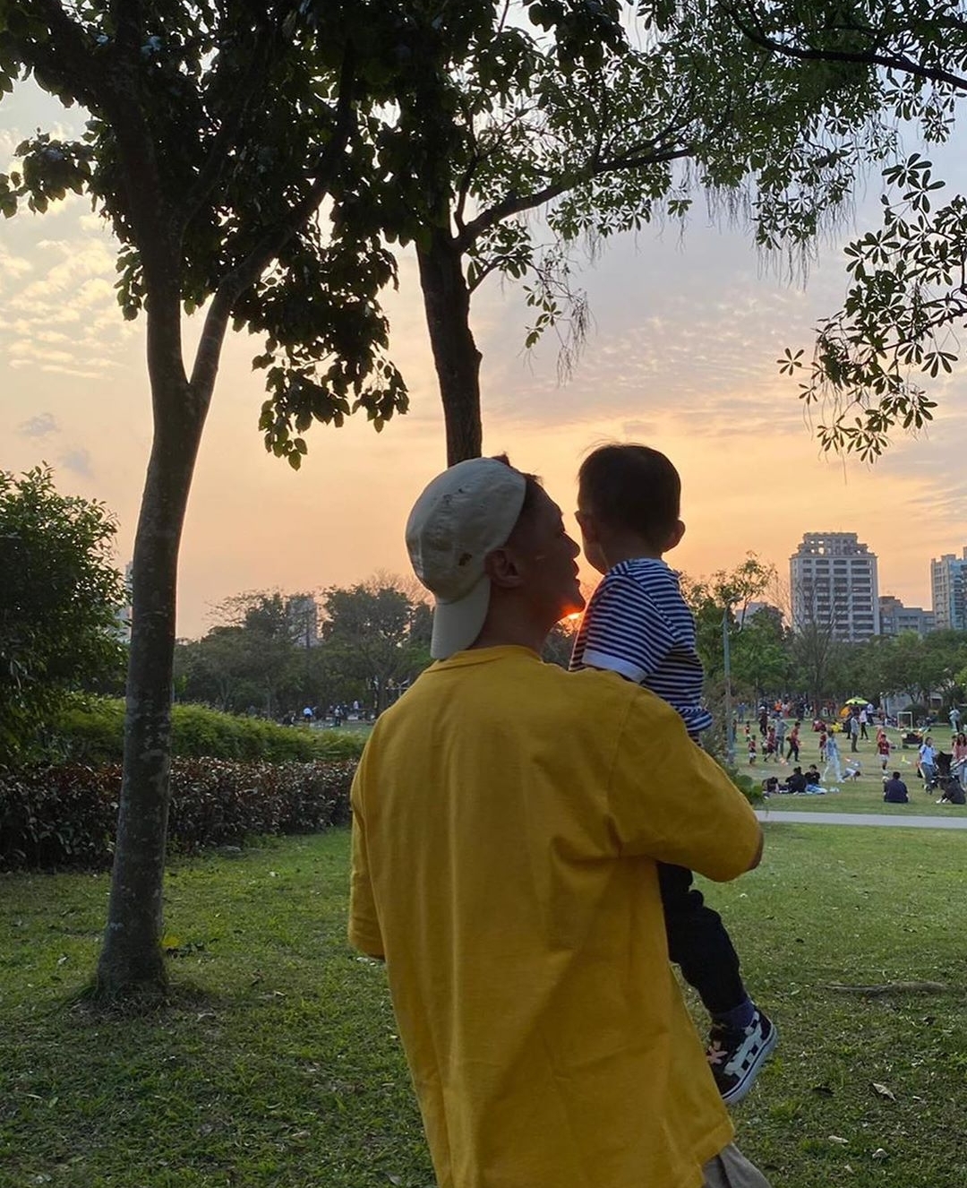 余文乐晒与儿子合照,余文乐骑电动车带孩子