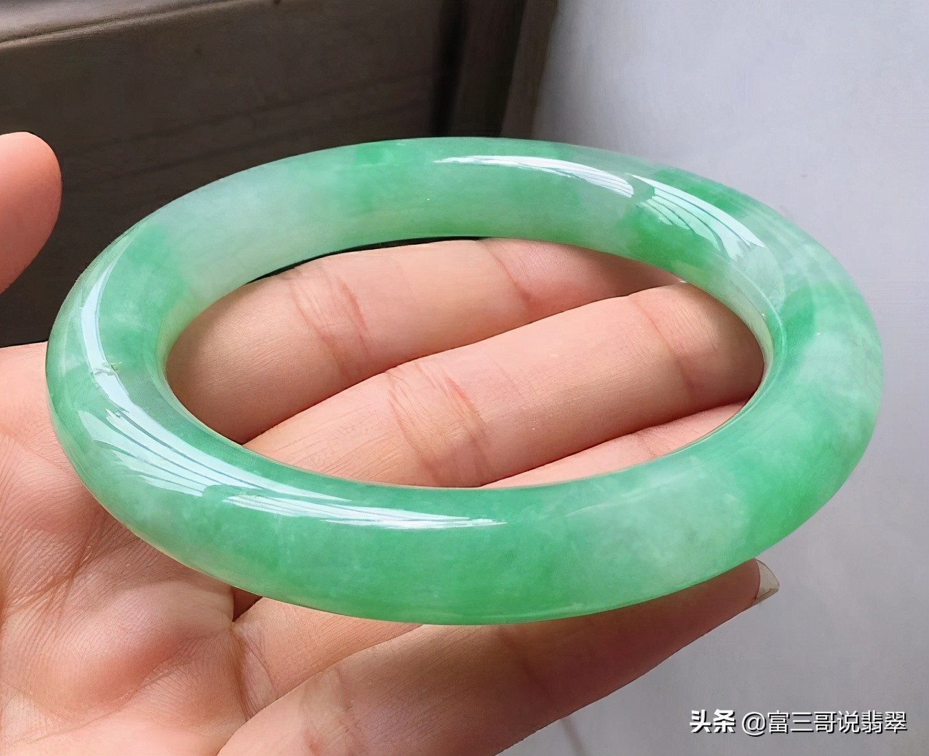 翠友一眼相中的料子,较为常见却不值得购买收藏的翡翠