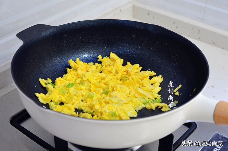 年糕不用煮,加这个三分钟炒的又软又糯又滑,盐都不要,清淡好吃