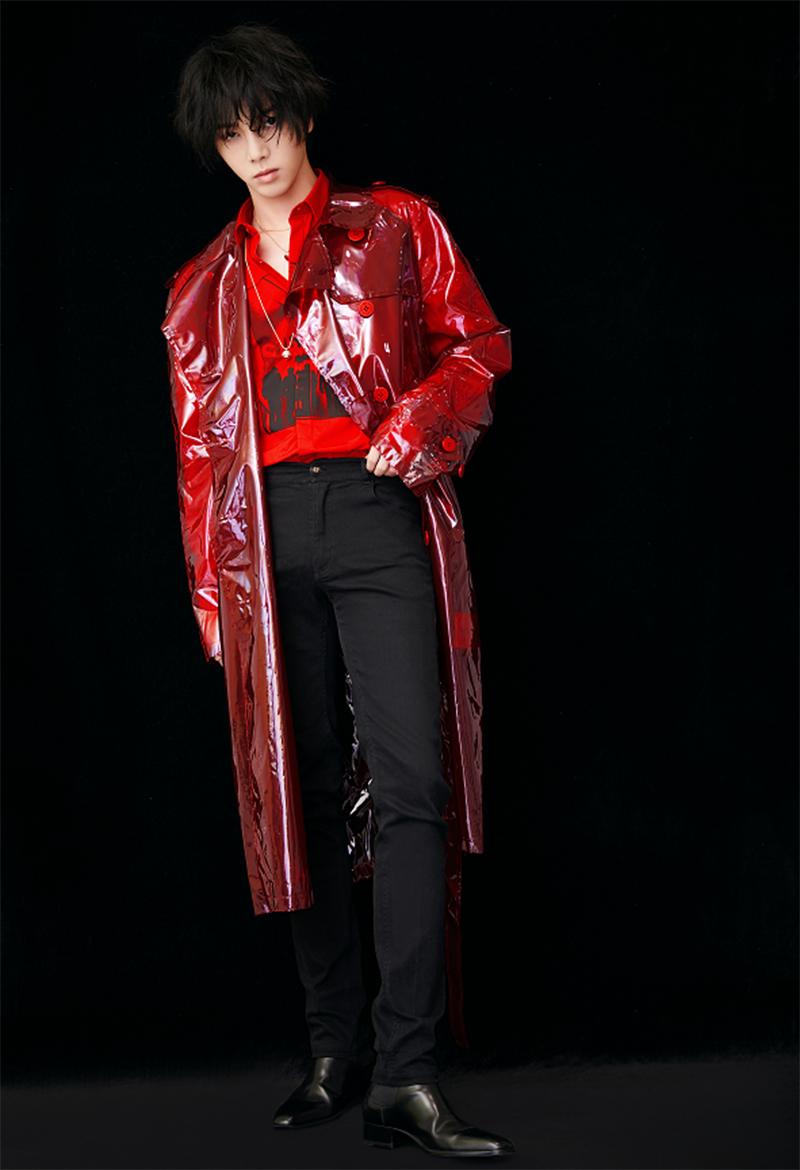 岳云鹏易烊千玺视频,王俊凯易烊千玺雨衣