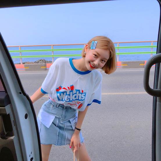 vivamoon韩国穿搭博主小西装,鬼马精灵彩虹眼妆