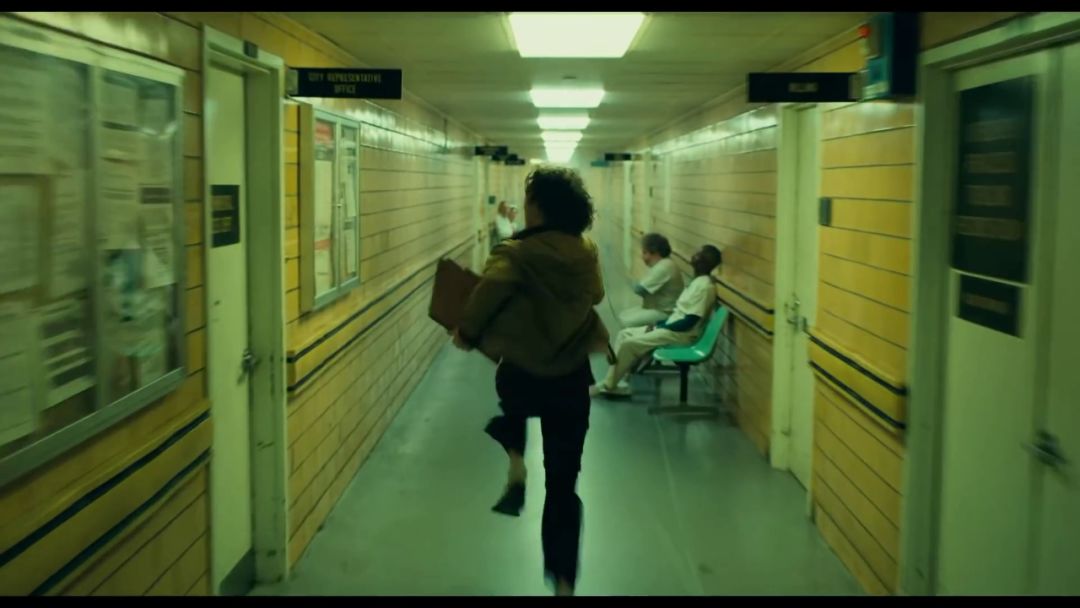 小丑口碑大爆豆瓣评分9,dc新片小丑首曝预告风格黑暗