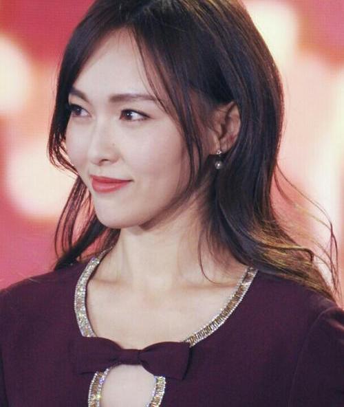 唐嫣越来越奔放了,真空礼服“挖三洞”,奈何无“料”可秀