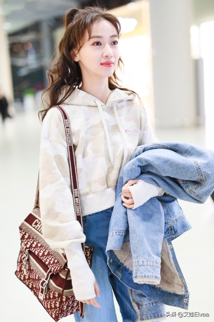 吴谨言半扎丸子头,吴谨言丸子头高领衫出席活动