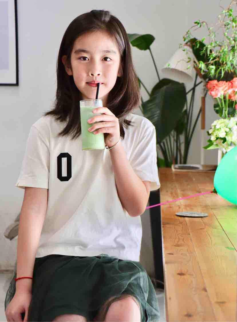 钱塘小“美人鱼”水中漫舞，为杭州亚运会加油