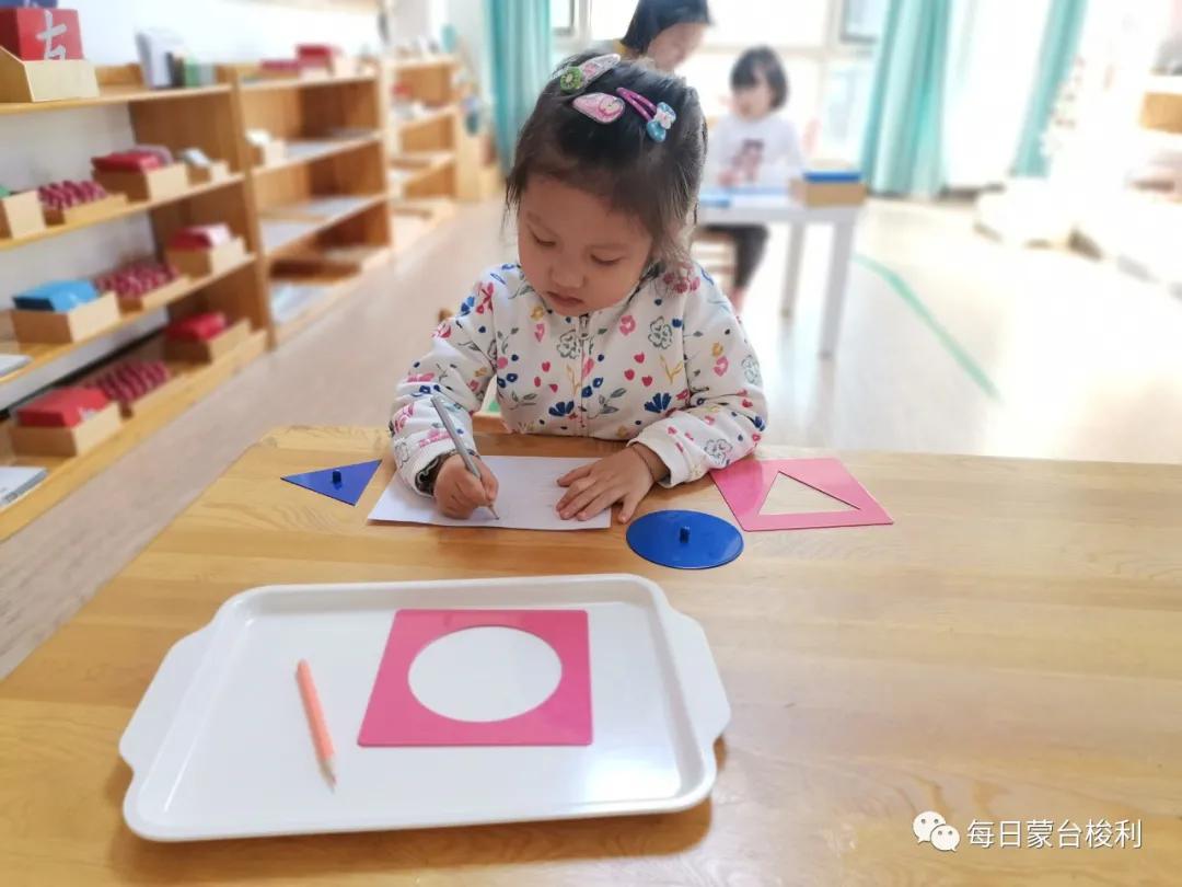 蒙台梭利怎么和儿童沟通,蒙特梭利对孩子犯错怎么批评