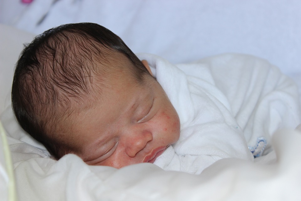 秋天宝宝护理皮肤的方法,秋天干燥给宝宝抹润肤霜