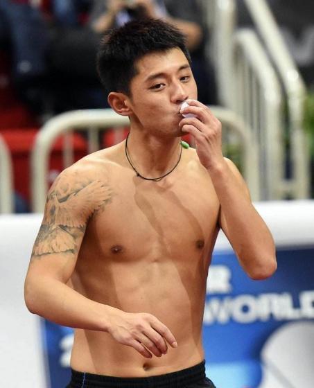 国足为何实力差？看看它们和国乒球员脱下衣服的对比，你就知道了