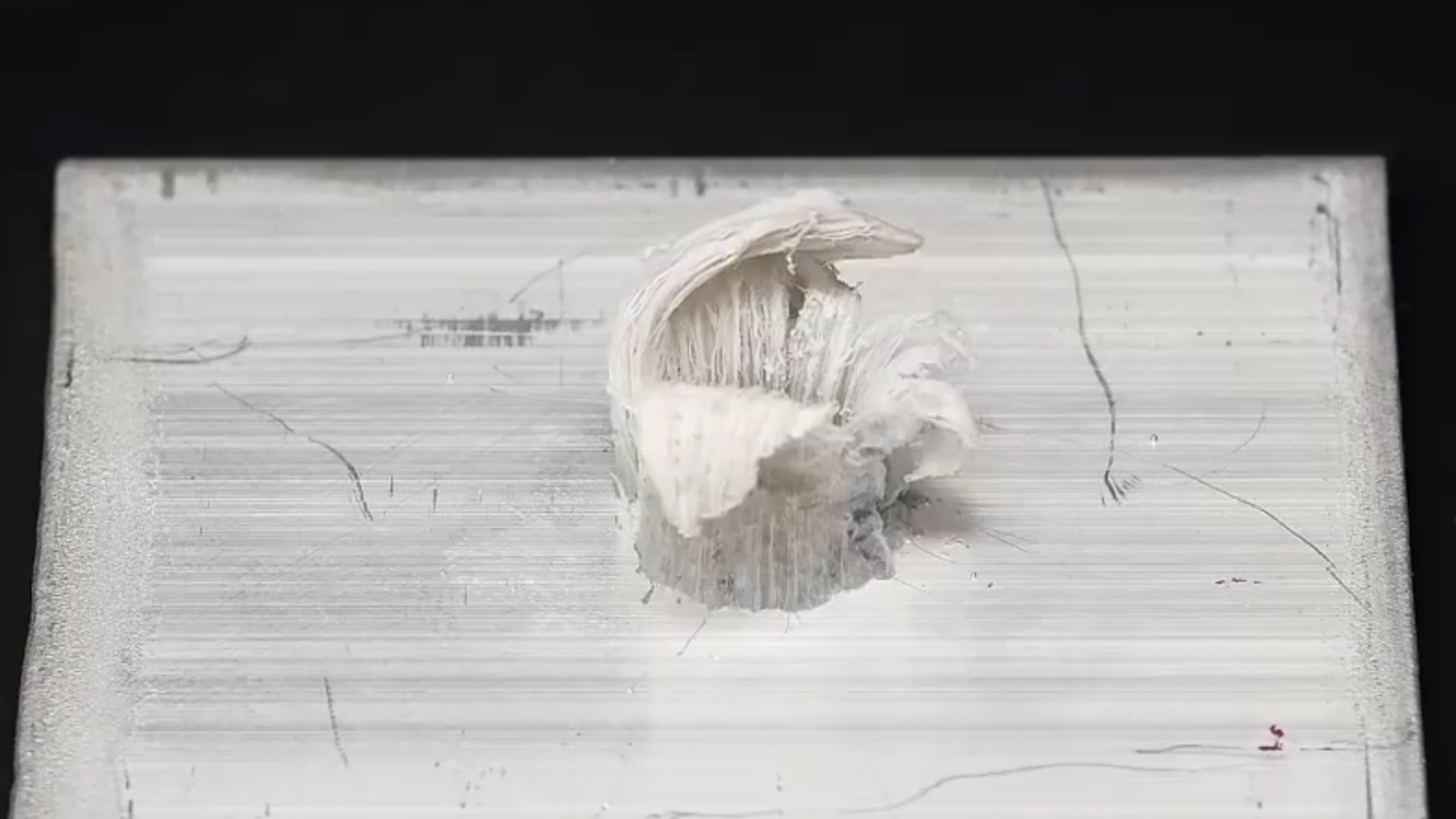 飞机上带水银而造成的悲剧事例,水银滴在铝板上会发生什么