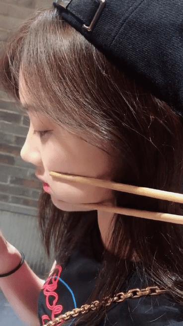 搞笑gif段子兄弟你把我吓到了,搞笑gif段子实在是猝不及防啊