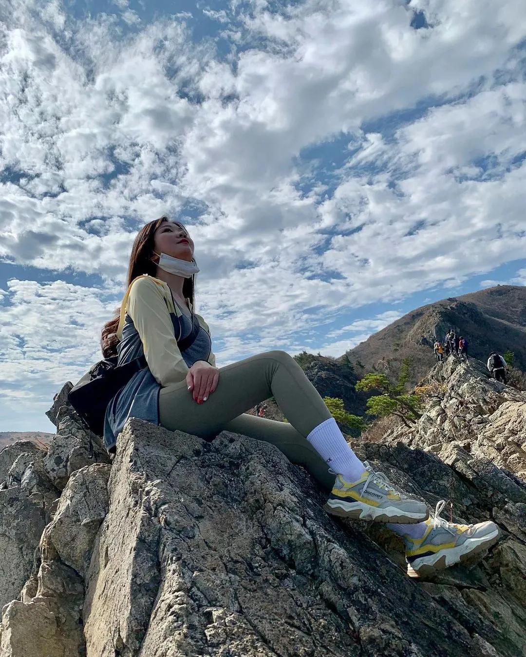 为什么韩国人总能把丑鞋穿成爆款，拍照技巧发色妆容，配饰少不了