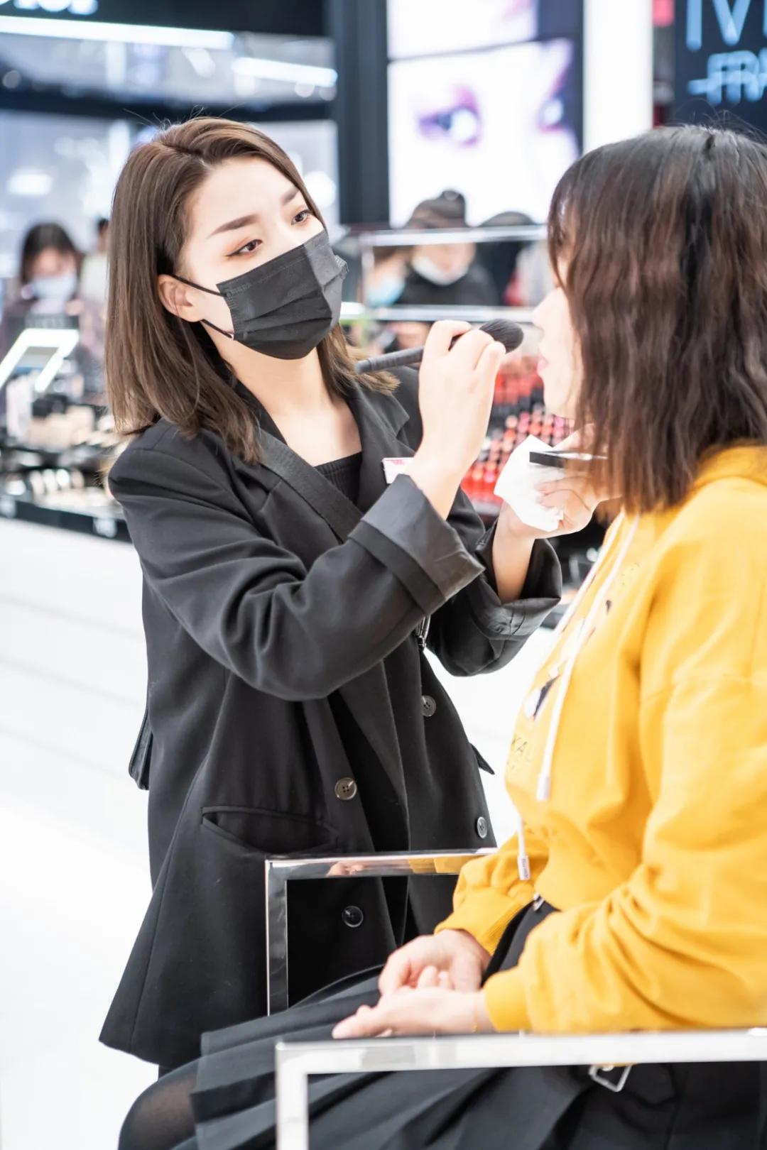 刷爆全网的美妆店空降天津了，到处都是人，大批现场照片被曝光