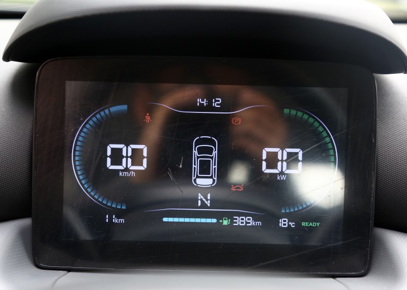 90后美女的南瓜马车—零跑T03配置高、操控好，续航400