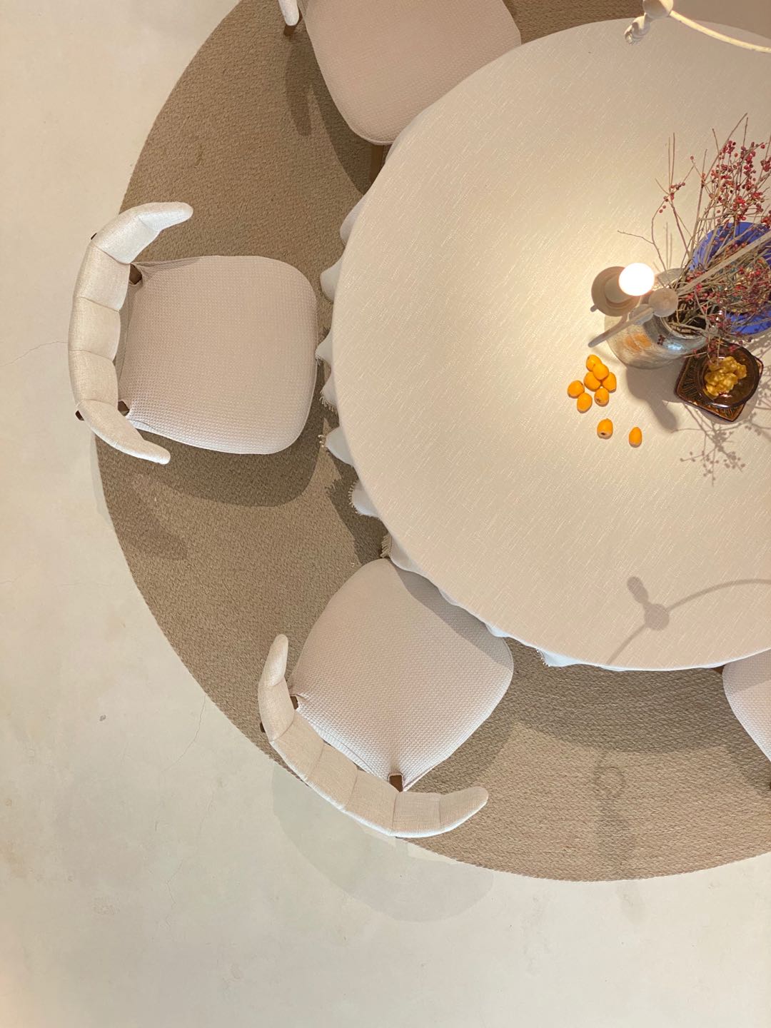 这对夫妇的家，用上海老洋房的地板铺浴缸，用石英砂做“茅厕”