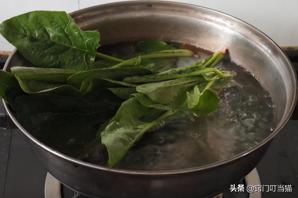 穿久的黑色衣服发白如何焕然一新,如何让褪色的黑色衣服变新