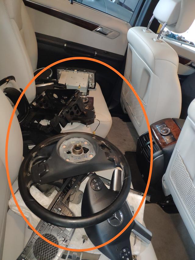 奔驰r350发动机后部漏水维修案例,奔驰r350最外侧水箱怎么拆解