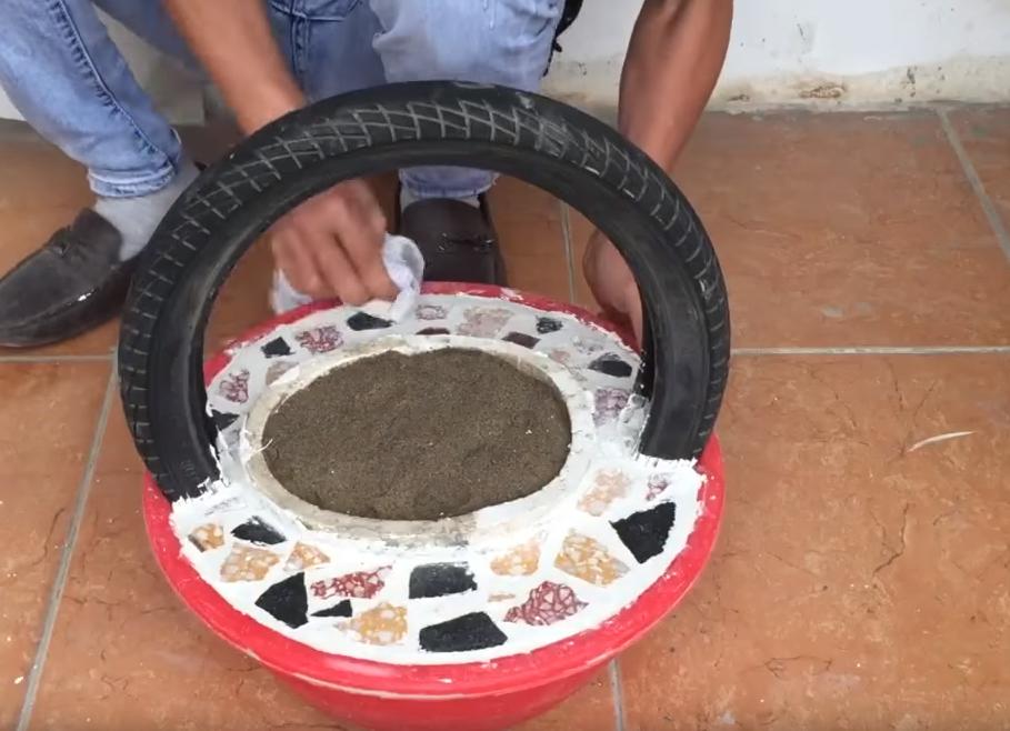 农村老爸把洗脚盆里灌水泥，做了个手提花盆，力气小的人还搬不动